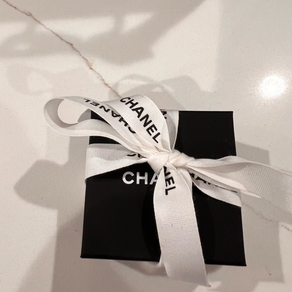 🔥CHANEL 🔥NEW COLLECTION White Drop Earrings with Iconic Logo and Pearl Elements - Picture 12 of 13